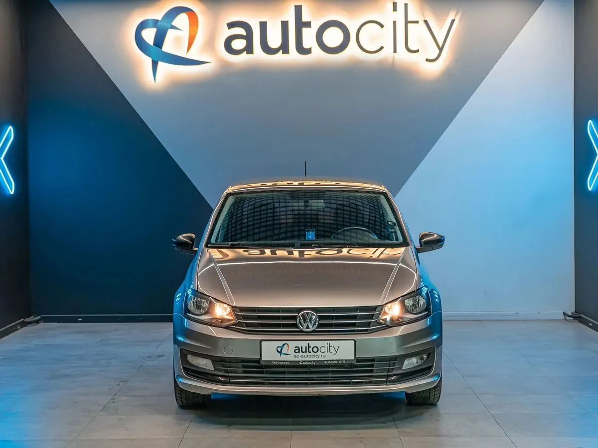 Volkswagen Polo 2018, (Серебряный) с пробегом 193 547 км в Новосибирске